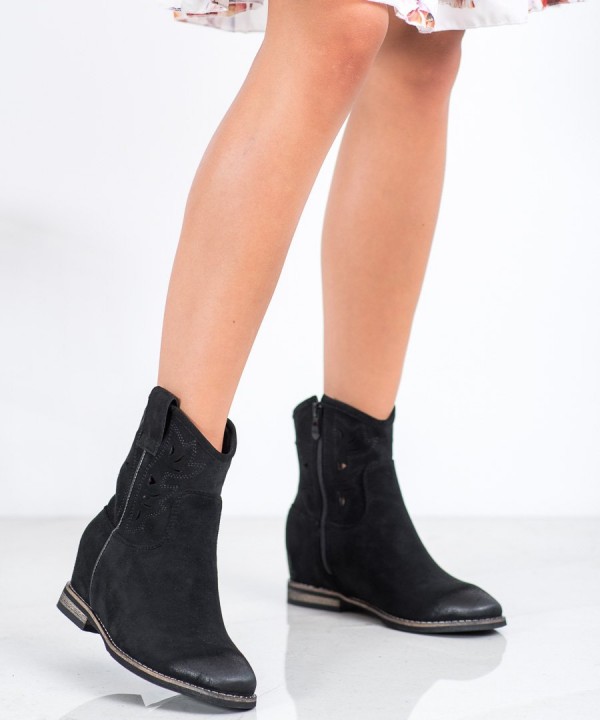 Boots for women
 2-68324